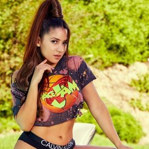 Meet your Posher, Yoli